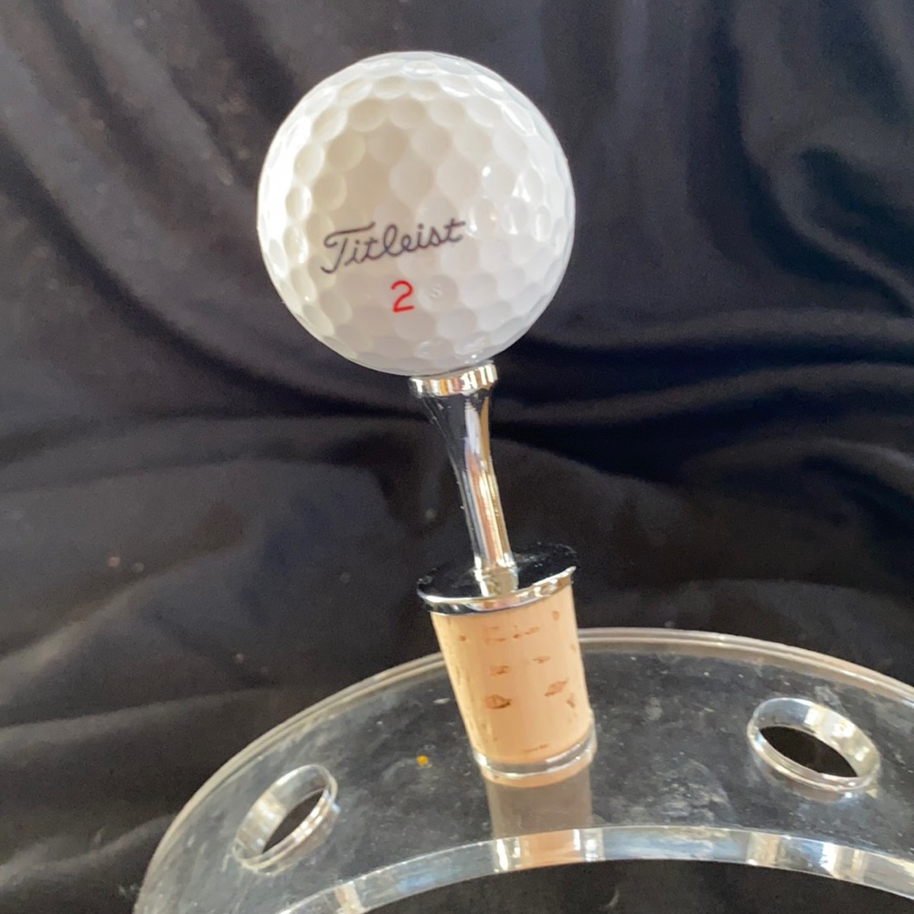 Golf ball on tee bottle stopper